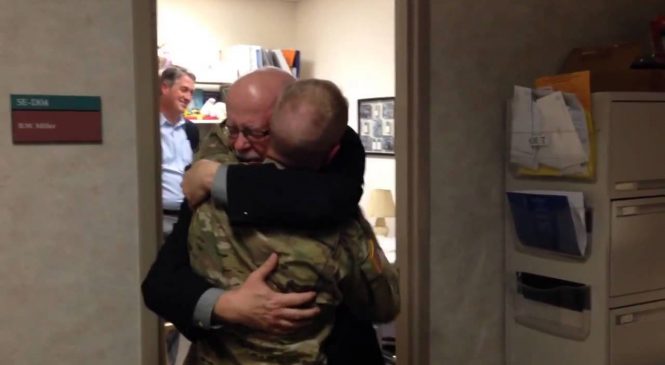 Un soldat de retour d’Afghanistan fait une surprise à son père