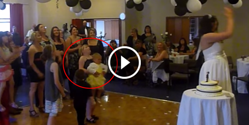 Elle lâche son bébé pour attraper le bouquet de la mariée