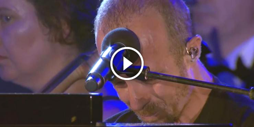 Vidéo : Submergé par l’émotion Calogero fond en larmes sur scène en rendant hommage aux victimes de Nice