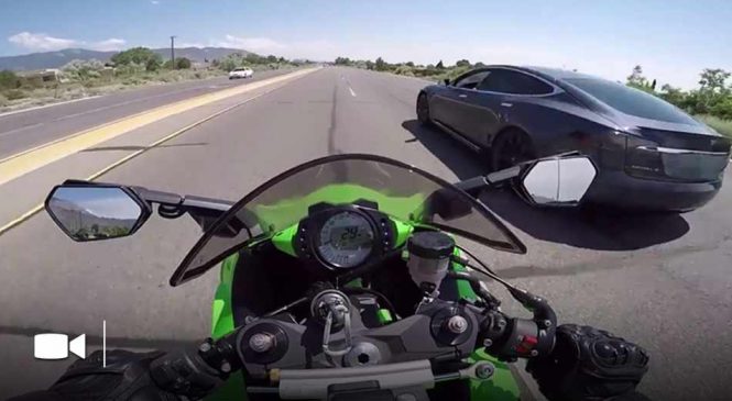 Un motard en Kawasaki Ninja ZX10R se fait humilier par des Tesla