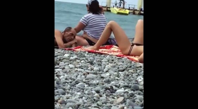 Un vieux pervers mate entre les cuisses d’une jeune fille en bikini