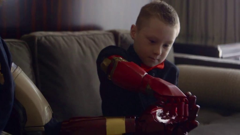 Iron Man offre une prothèse à un enfant sans bras