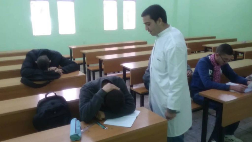 Le prof en colère frappe son élève avec une brosse