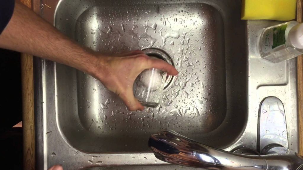 Éplucher un œuf dur rapidement et facilement avec un verre d’eau