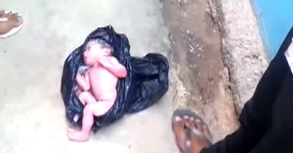 Ils trouvent un bébé dans un sac à ordures, mais ce n’est même pas le plus choquant de l’histoire!