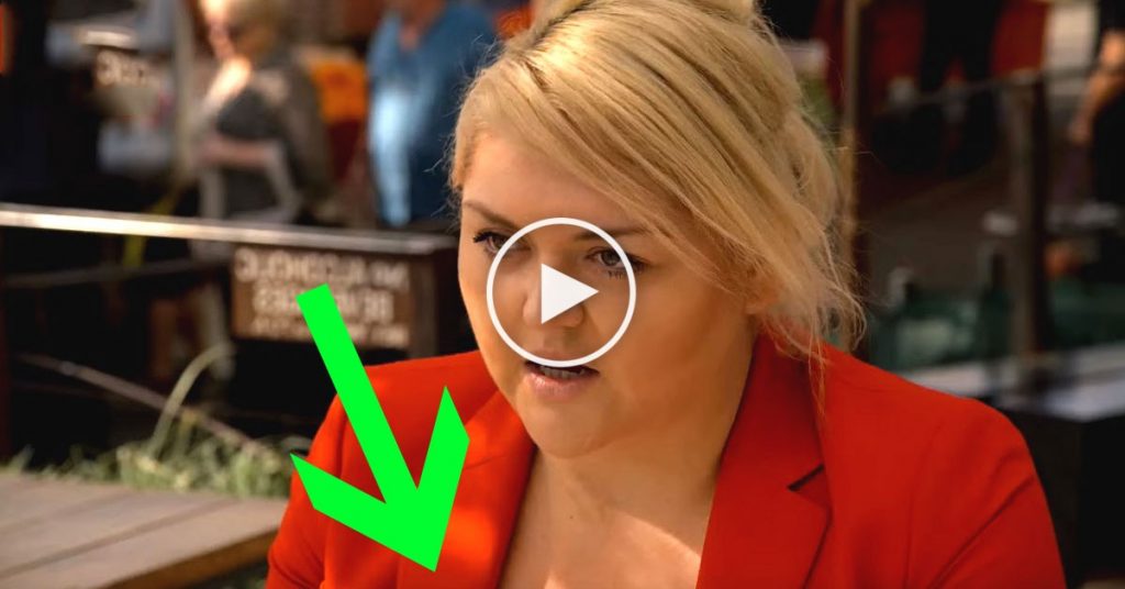 On dirait une femme bien ordinaire, mais vous serez sous le choc en voyant le reste de son corps!