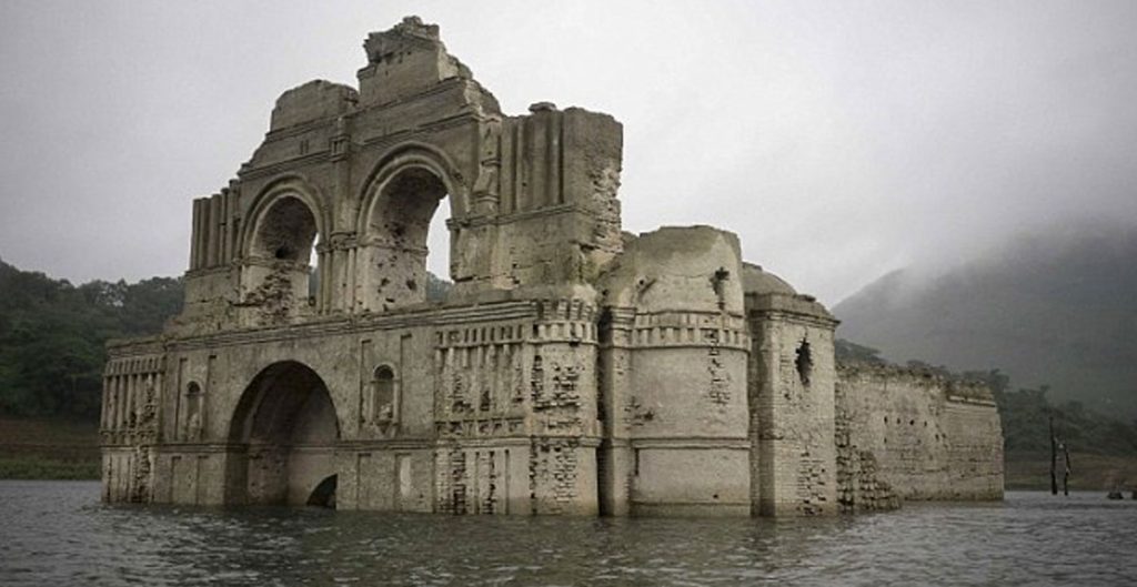 Une église vieille de 450 ans refait surface dans un réservoir d’eau au Mexique
