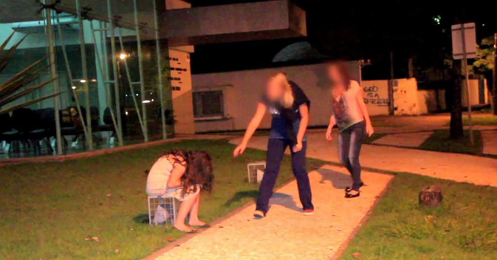Ils voient une fillette abandonnée dans la nuit, ils s’approchent mais vont vite le regretter