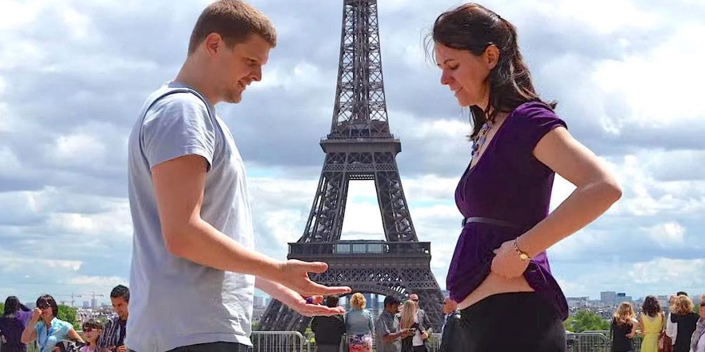 Ce couple s’embrasse. Mais quand elle remonte son T-Shirt, quelque chose d’incroyable arrive!