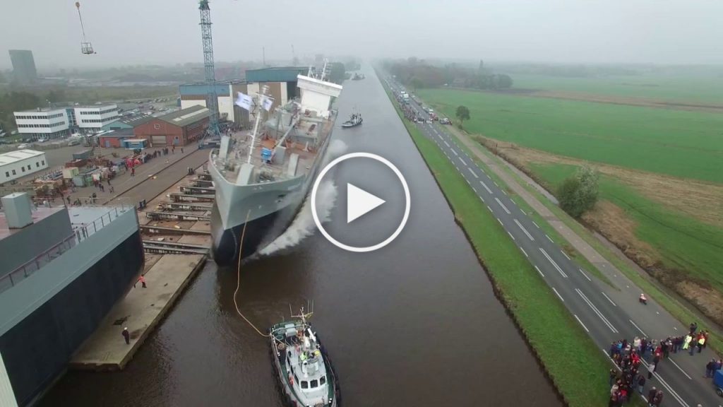 La mise à l’eau impressionnante d’un bateau cargo!