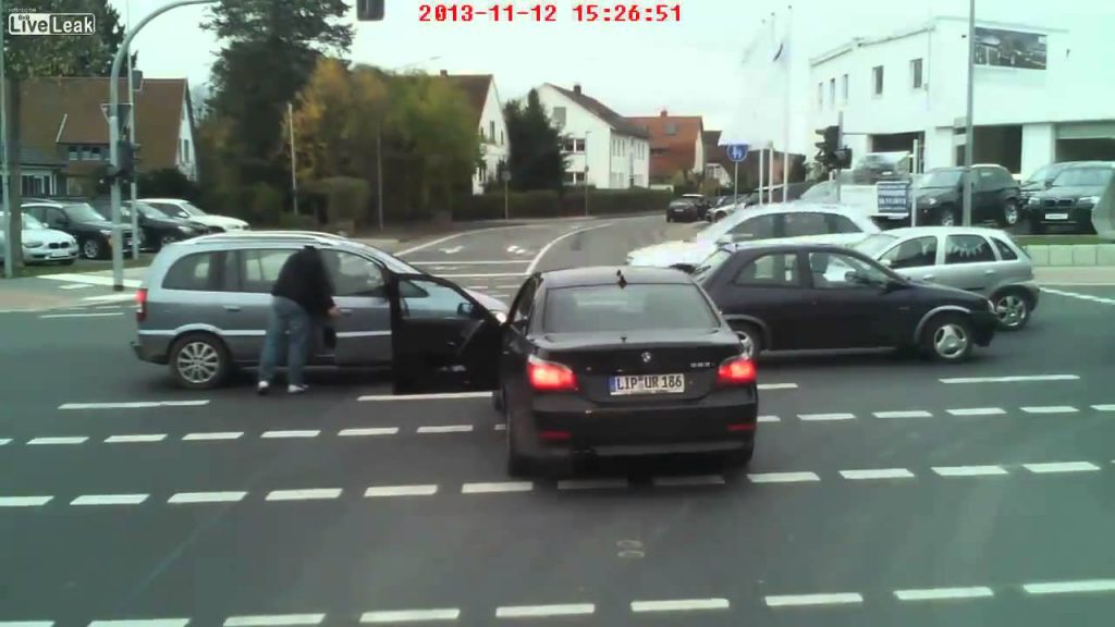 Bloqué dans les bouchons, un automobiliste perd patience