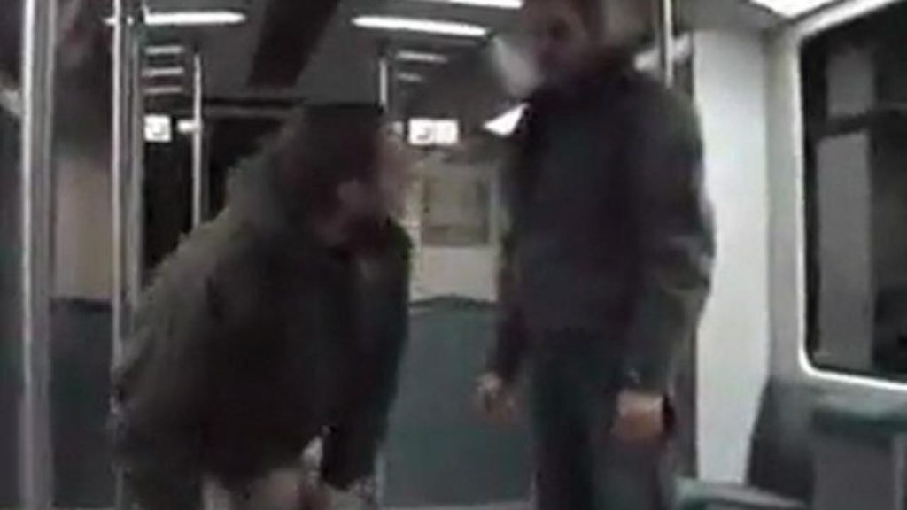 Comment calmer un petit con qui agresse les gens dans le métro ?