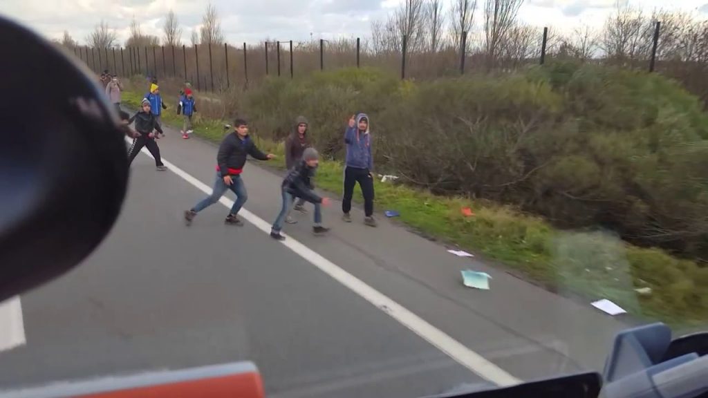 Un chauffeur routier fait mine de renverser des migrants à Calais