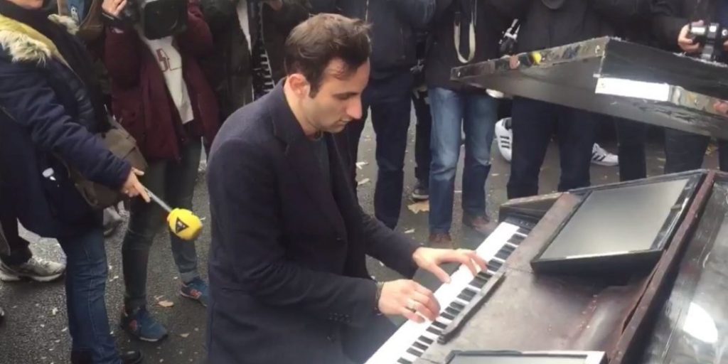 Attentat : À Paris, un inconnu sort dans la rue et joue « Imagine » au piano