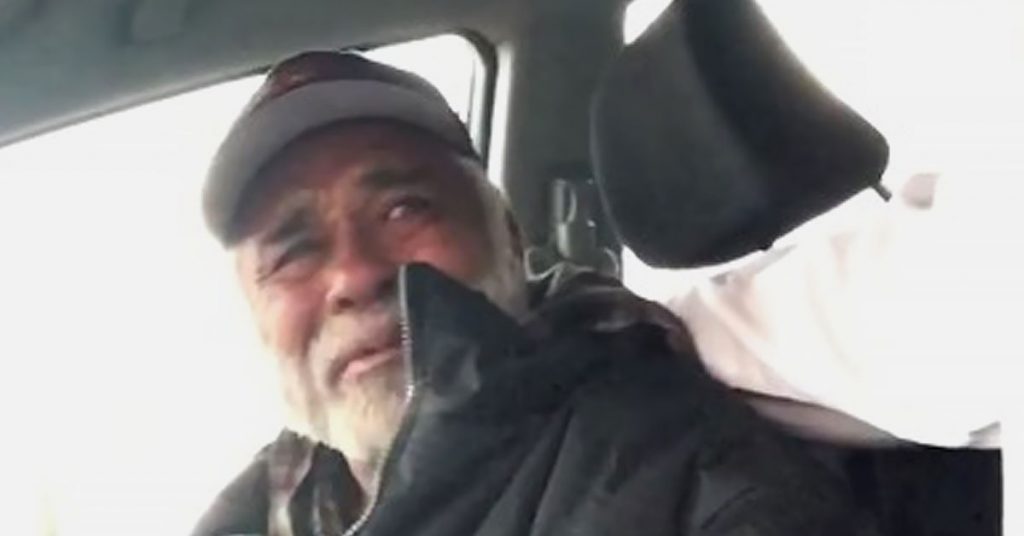 Il fait monter un SDF dans sa voiture et ce qu’il lui fait lui met les larmes aux yeux!