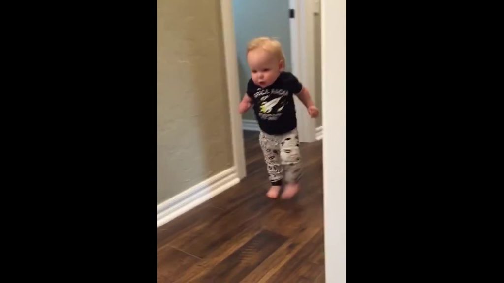 La réaction trop drôle d’un enfant qui entend un grognement