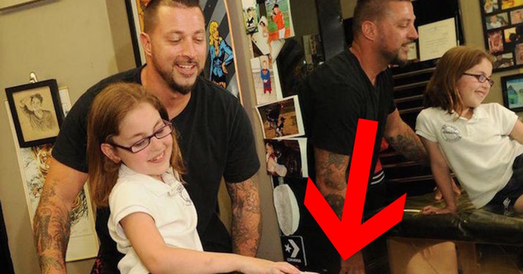 Cette petite fille se rend chez ce tatoueur, ce qu’il fait à ses jambes est renversant!