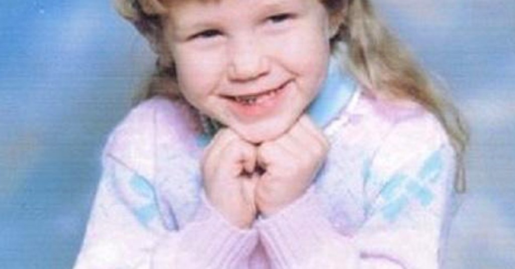 Ça ressemble à une photo mignonne jusqu’à voir ce qu’elle a sur la tête