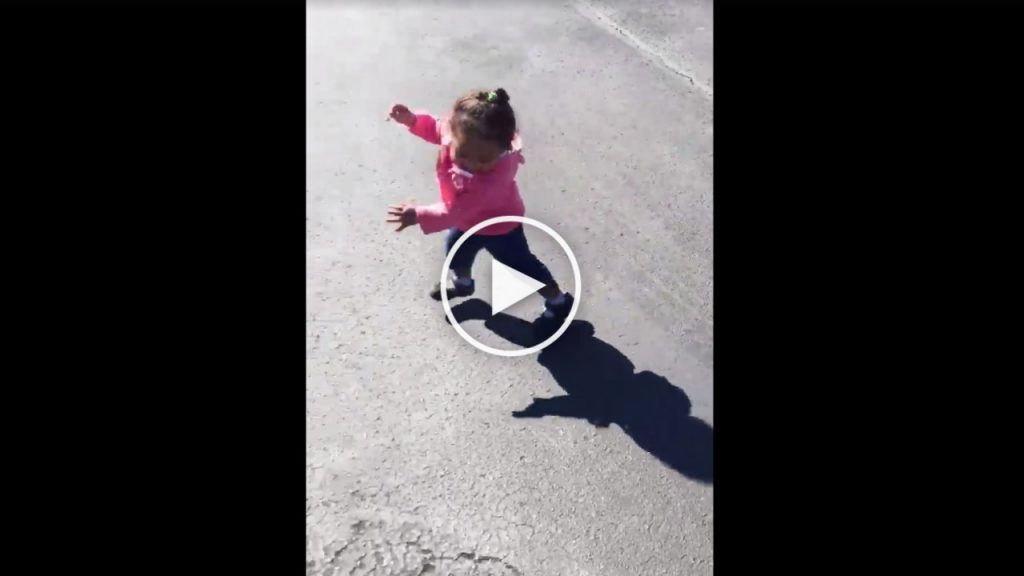 Une petite fille a peur de son ombre. Quand vous allez voir pourquoi !!