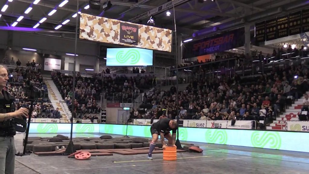 Il lance un fût de 15 kg à 7 mètres de hauteur