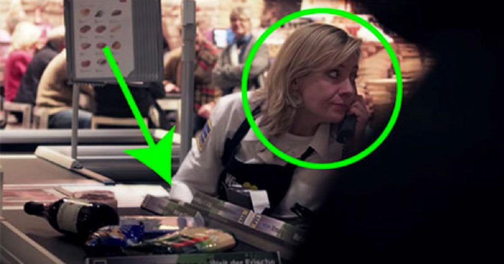 Cette caissière fait une chose de très particulier dans ce supermarché et la caméra a tout filmé!