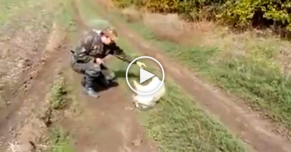 Deux chasseurs ont entendu des cris provenant d’un sac abandonné dans la forêt…Regardez ce qu’ils ont trouvé!