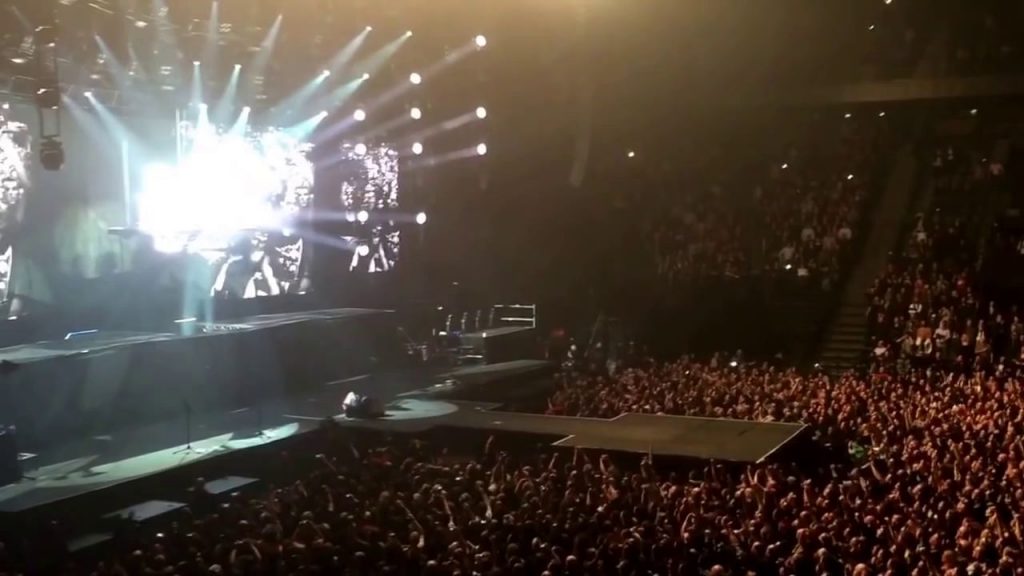 Le groupe Scorpions fait chanter la Marseillaise à son public (Bercy)