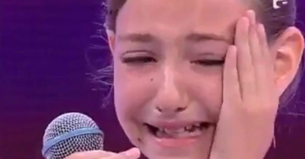 Elle fait pleurer tout un pays en interprétant cette chanson! WOW!