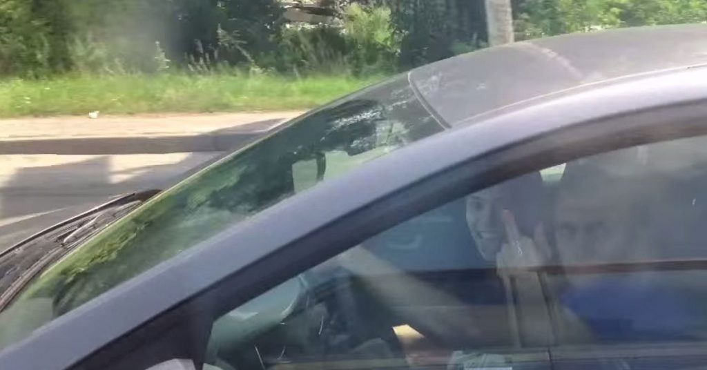 Un jeune couple cherche la merde, mais le conducteur leur réserve une chose qu’ils n’oublieront pas!
