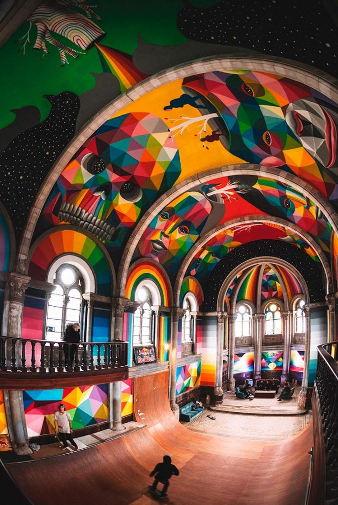 Ce que devient cette ancienne église après le passage d’un artiste est splendide