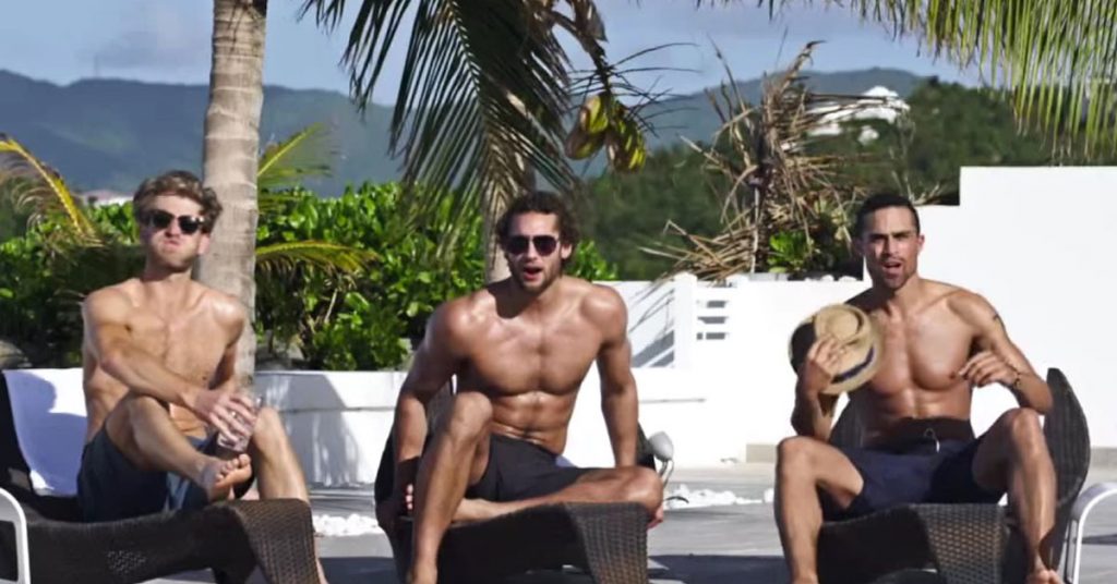 Elle arrive à la piscine et tous les hommes perdent leurs moyens en la voyant!