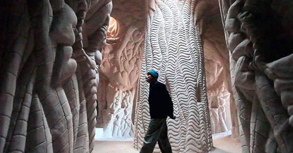 Cet artiste s’est isolé 10 ans dans une grotte pour la transformer en une somptueuse œuvre d’art