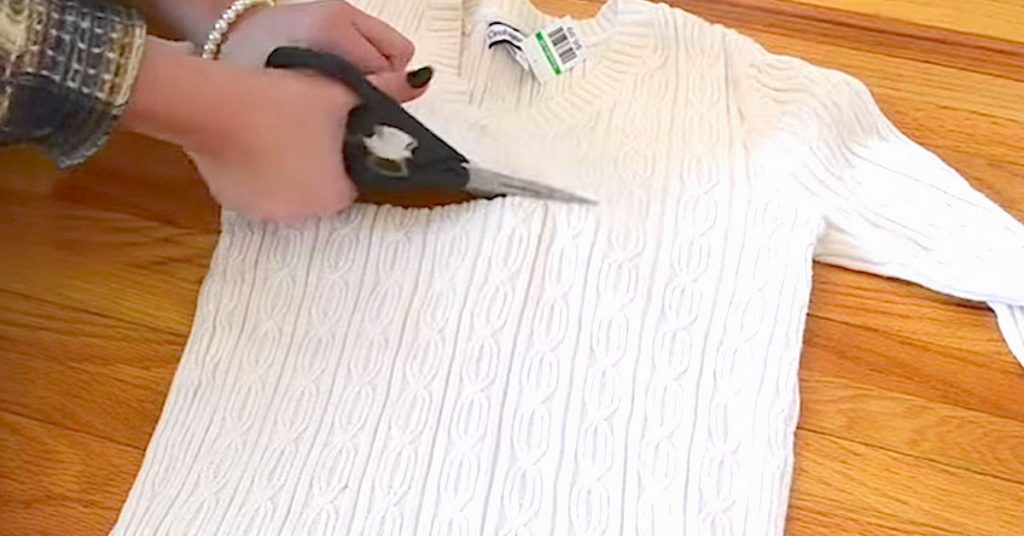 Elle coupe un vieux pull et arrive à créer un superbe accessoire pour l’hiver
