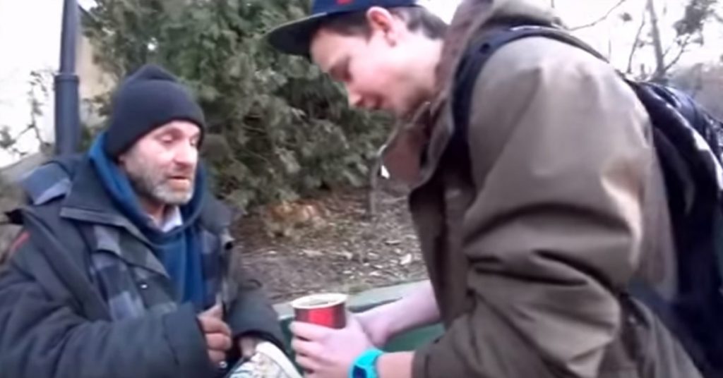 Cet adolescent prend le café de ce sans-abri et ce qu’il fait avec le fait éclater en larmes!