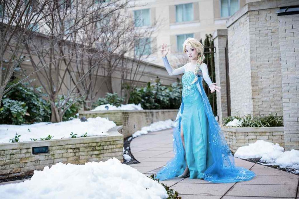 Ces deux fans de La Reine des neiges se transforment en leurs héroïnes préférées