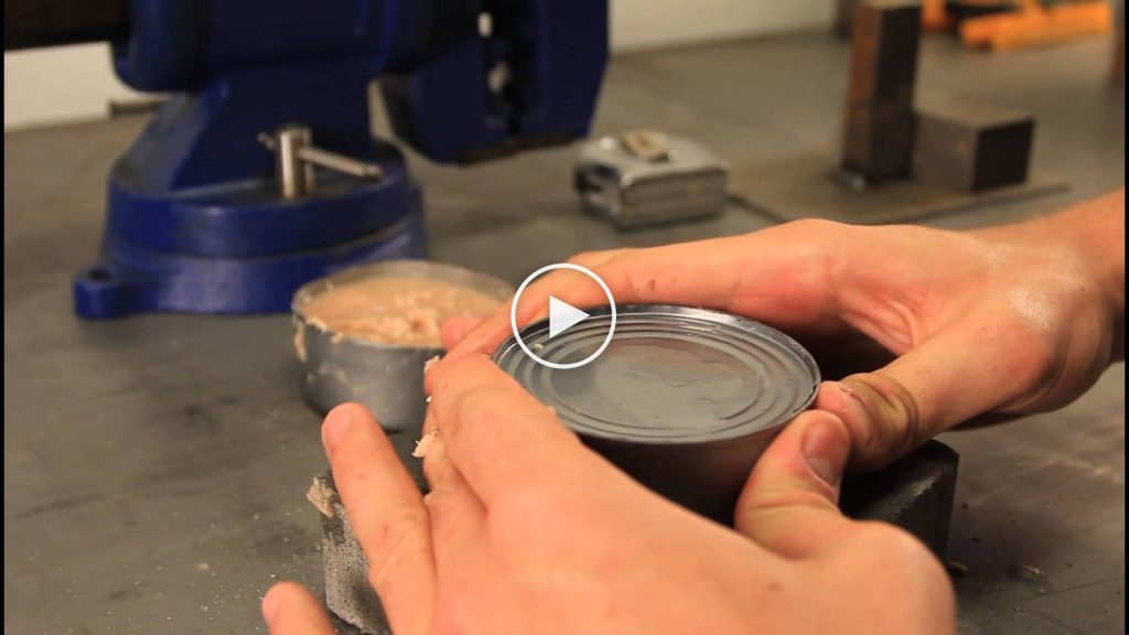 Voici comment ouvrir une boîte de conserve sans outil