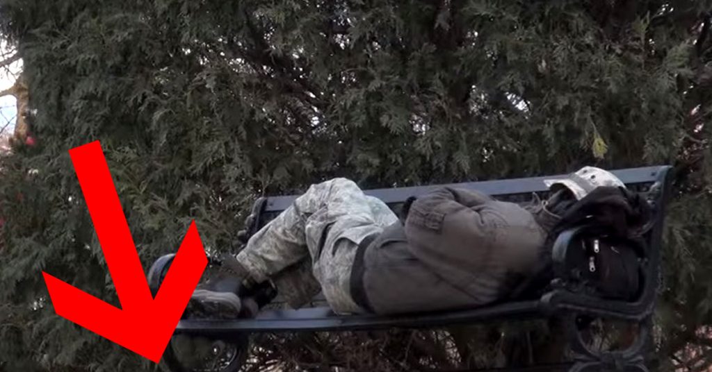 Un SDF dort sur un banc mais quand il se réveille, il n’en croit pas à ses yeux!