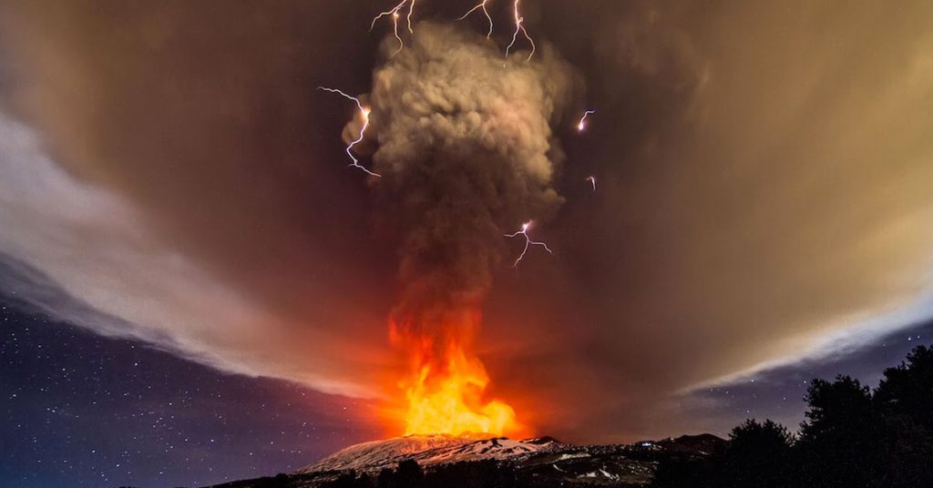 Un spectaculaire orage volcanique lors d’une éruption de l’Etna