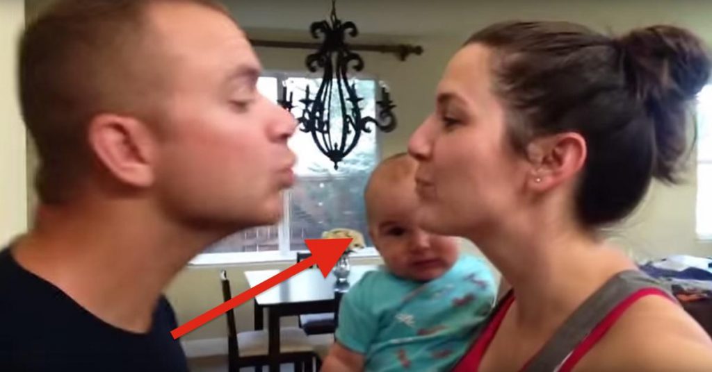 Chaque fois que ce bébé voit ses parents se faire un bisou, il a la réaction la plus mignonne au monde!