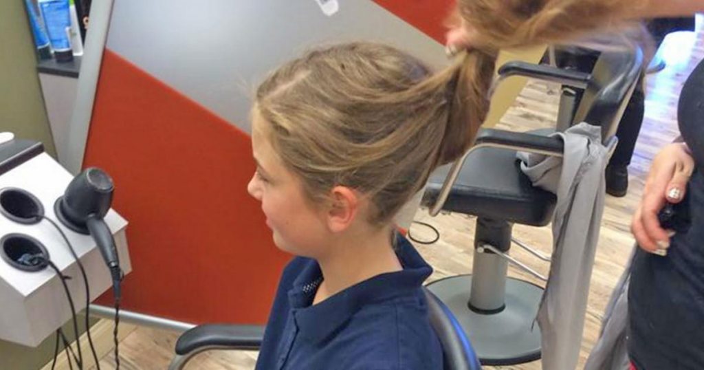 Elle se fait couper les cheveux, mais elle ne s’attendait jamais à une telle réaction des autres élèves à l’école