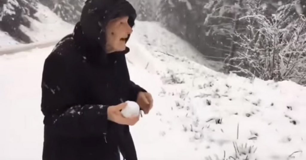 Une dame de 101 ans sort de la voiture pour jouer dans la neige.