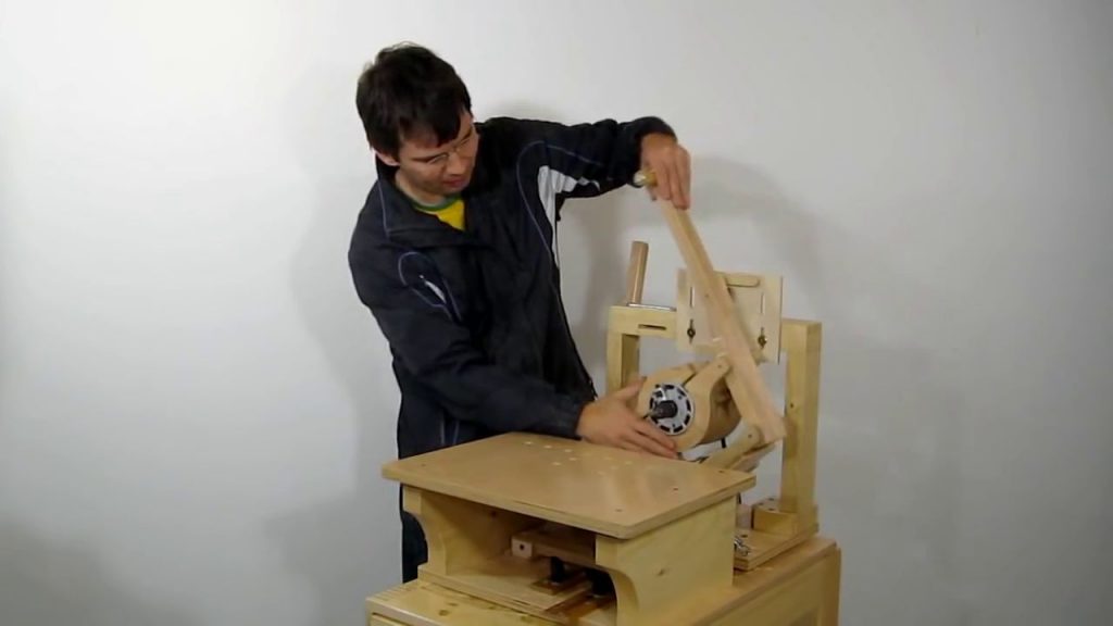 Il nous fait une démonstration d’une défonceuse en bois qu’il a inventé