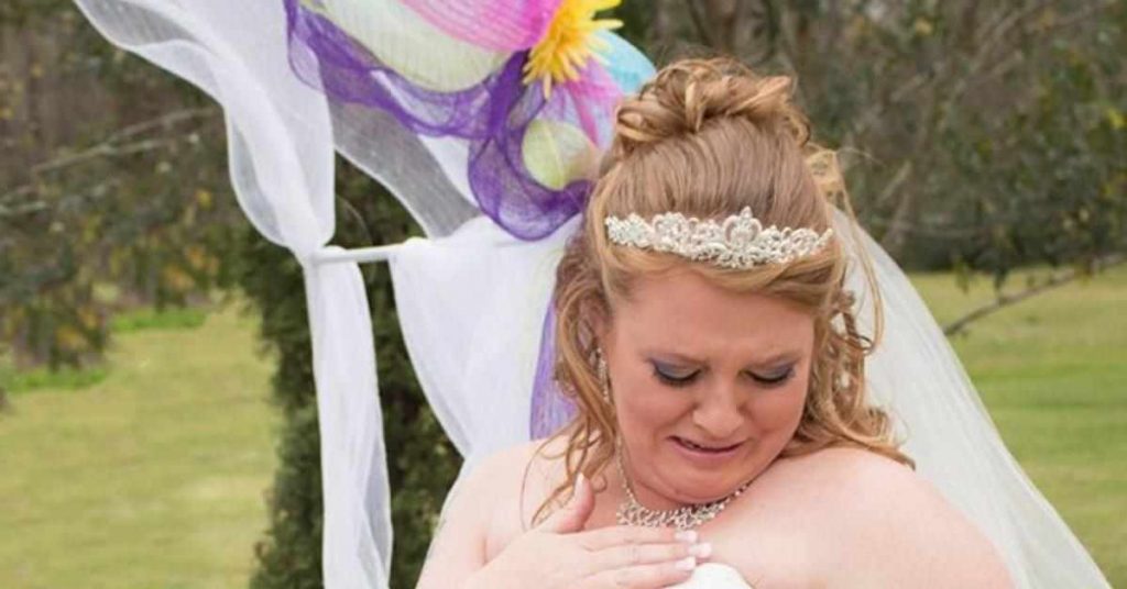 Quand elle voit ÇA sur sa robe de marié, elle sait que c’est sa fille décédée qui lui envoie un baiser. L’image est vraiment émouvante!