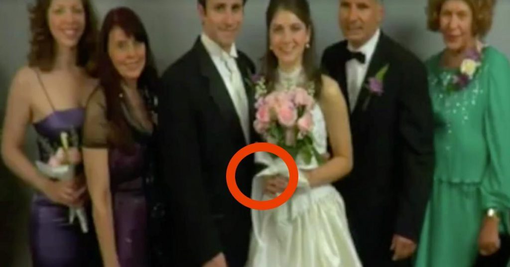 Il y a plus de 60 ans, son amoureux lui a été pris. Mais en 2008 elle voit ÇA au mariage!