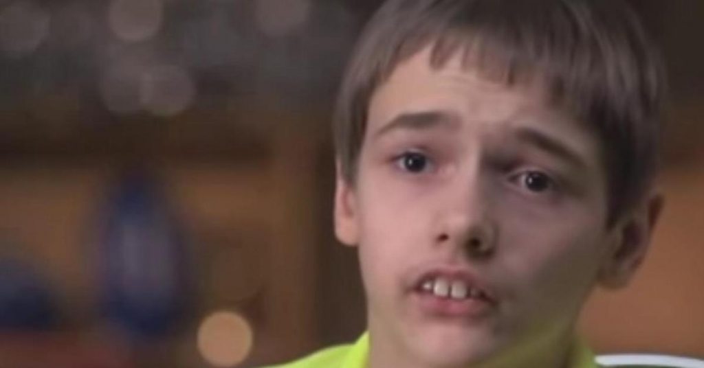 Ils se moquent de lui à cause de ses dents. Mais ne s’attendaient pas à ce que CETTE STAR débarque.