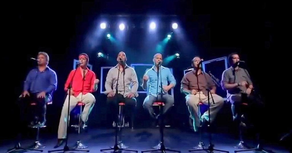 Cette version de « Hôtel California » est exceptionnelle – Mais jetez un œil sur l’homme en rouge