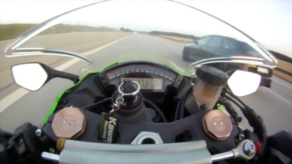 Une Kawasaki à 300km/h se fait dépasser par une Audi en Allemagne