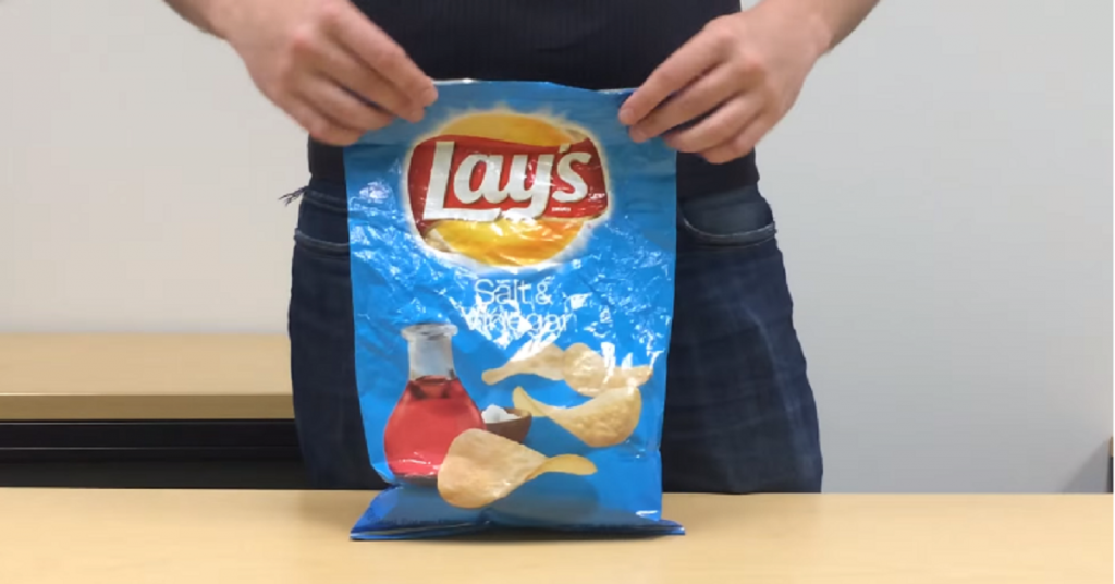 Refermez un sac de Chips en moins de 10 secondes sans utiliser une pince !