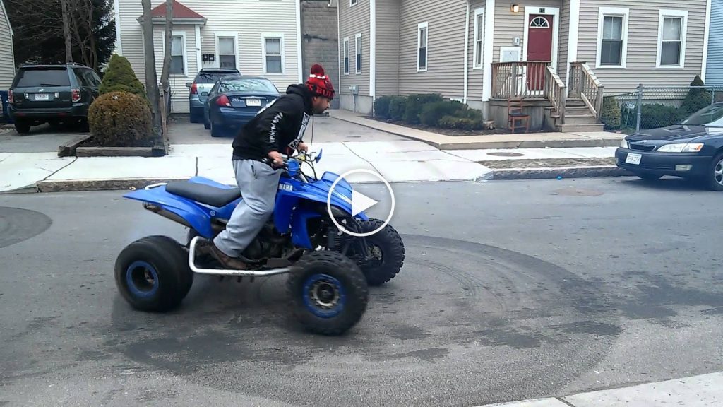 Il s’amuse avec son quad, mais il va vite le regretter…