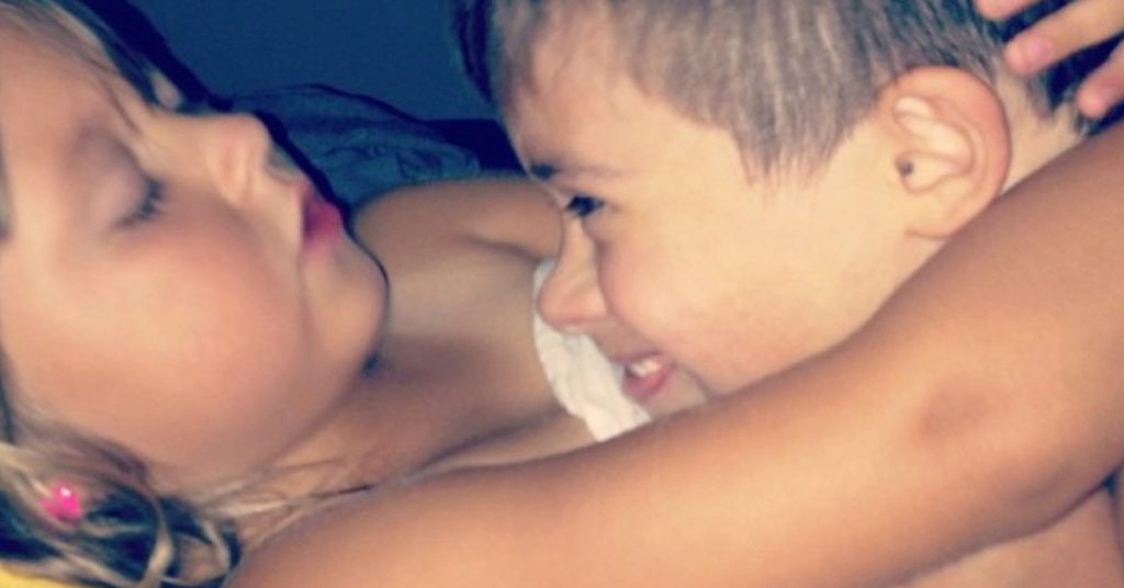 La maman entre dans la chambre et voit ça, ce qu’elle entend ensuite la fait éclater en pleurs